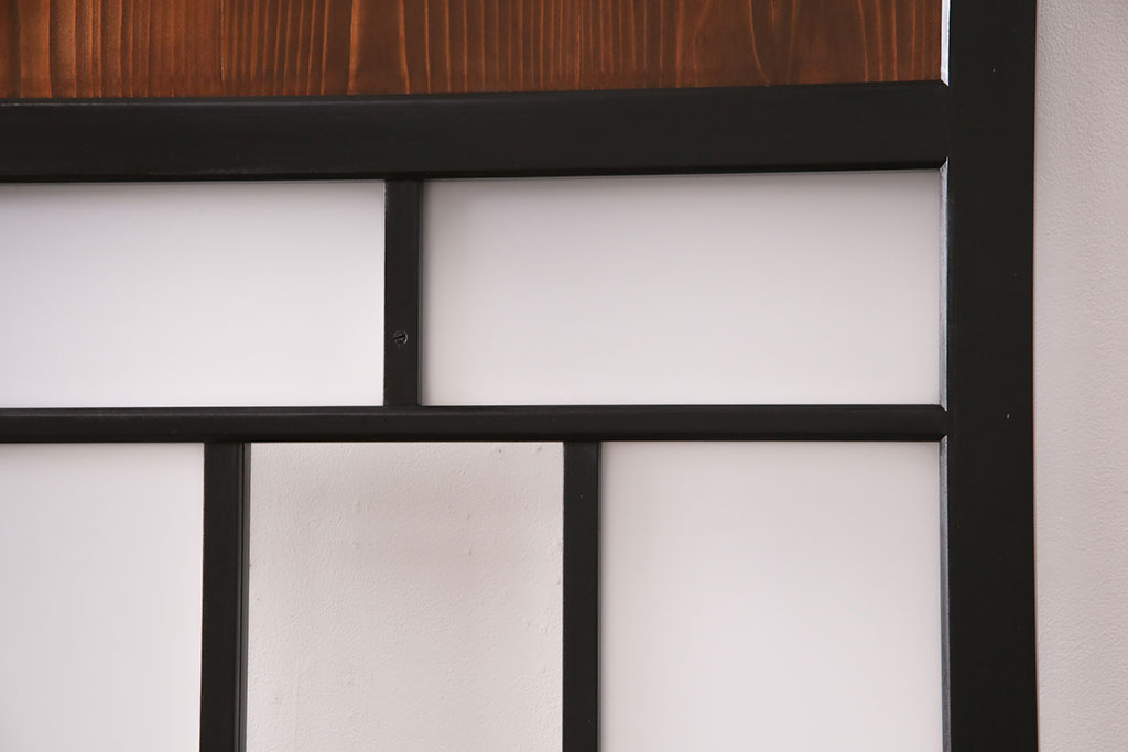 【オーダー建具実例】帯戸2枚をご希望のサイズで新規製作しました。すりガラスとクリアガラスの2種を組み入れ、建具枠、ガラス枠は黒、板は濃い茶色の着色で仕上げ、凛とした雰囲気に。(引き戸、建具)