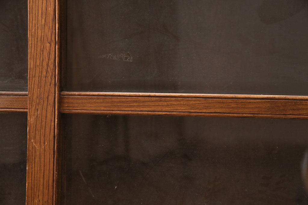 アンティーク家具　栓材　味わい深い木肌とレトロな引手が魅力の重ね戸棚(キャビネット、ガラスケース、ガラス戸棚、収納棚、食器棚、引き出し)(R-048544)
