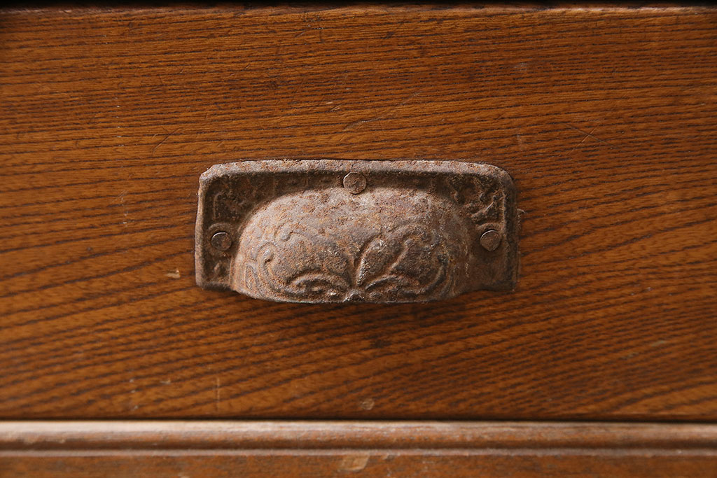 アンティーク家具　栓材　味わい深い木肌とレトロな引手が魅力の戸棚(キャビネット、ガラス戸棚、引き出し、収納棚、食器棚)(R-048546)