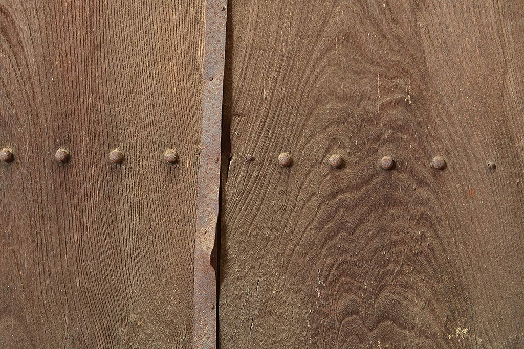 アンティーク建具　ヒノキ材・栗材　時を重ねた木の味わいが魅力的な蔵戸(玄関戸、引き戸、建具)(R-048570)