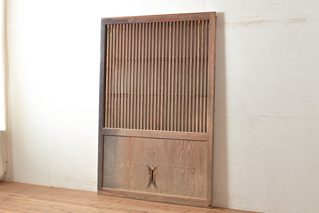 アンティーク建具　松材の木肌が独特な雰囲気を演出する蔵戸(引き戸、玄関戸)(R-048594)