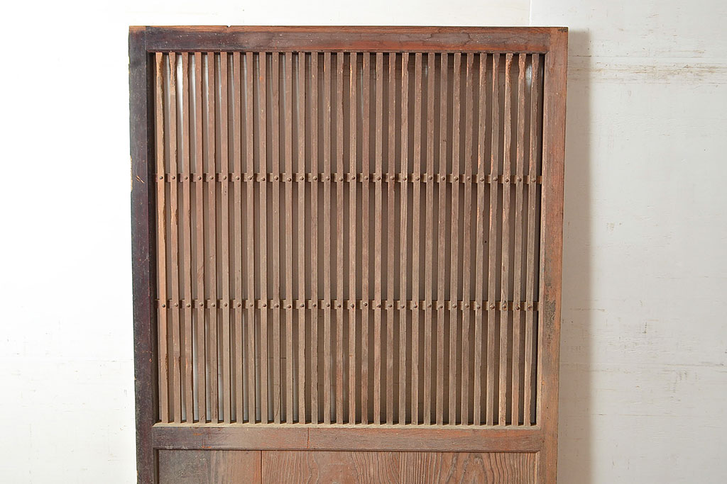 アンティーク建具　松材の木肌が独特な雰囲気を演出する蔵戸(引き戸、玄関戸)(R-048594)