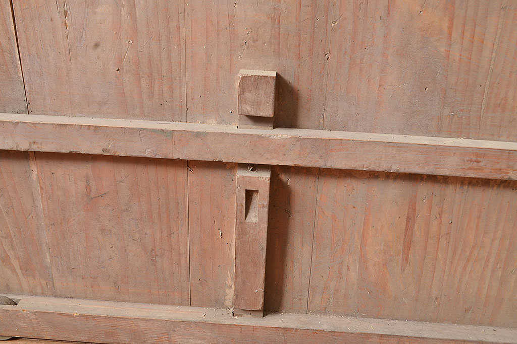 アンティーク建具　シンプルな佇まいで取り入れやすいヒノキ材製の格子戸(蔵戸、建具、玄関戸)(R-048595)