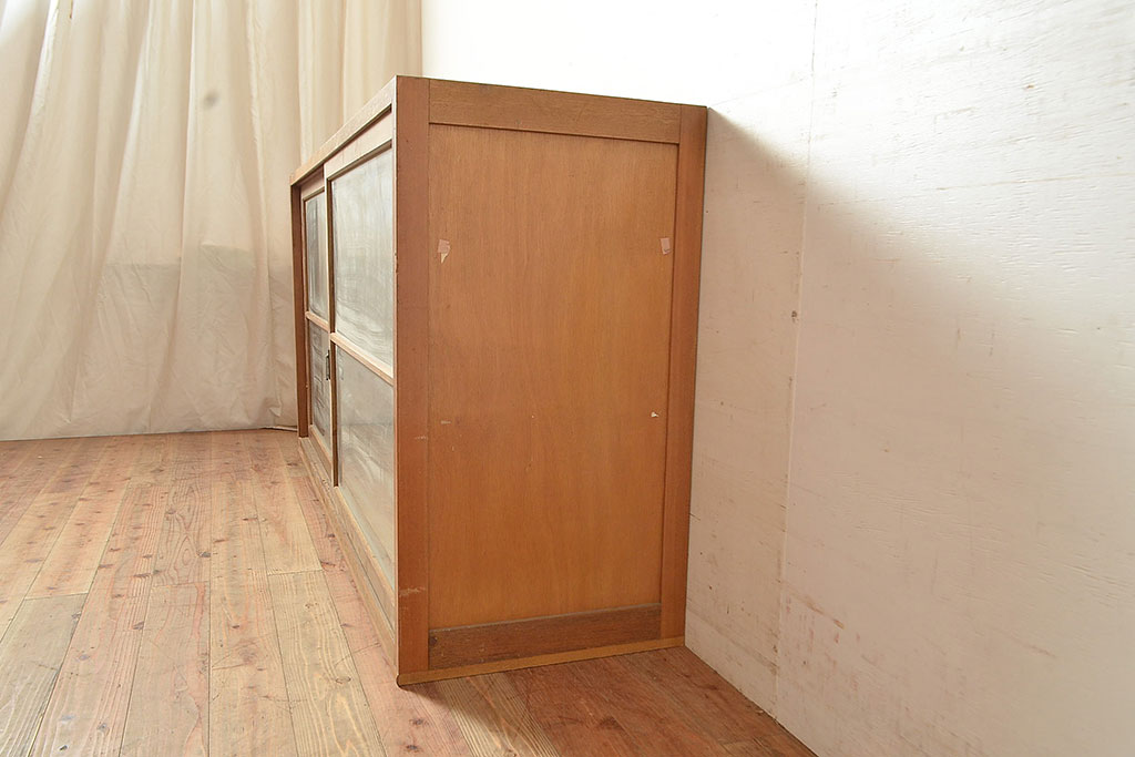 昭和レトロ　昭和中期　ラワン材　サイドボード(収納棚、戸棚、キャビネット)(R-048599)