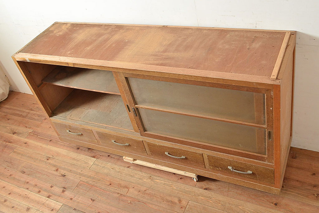 昭和レトロ　昭和中期　ラワン材　サイドボード(収納棚、戸棚、キャビネット)(R-048600)