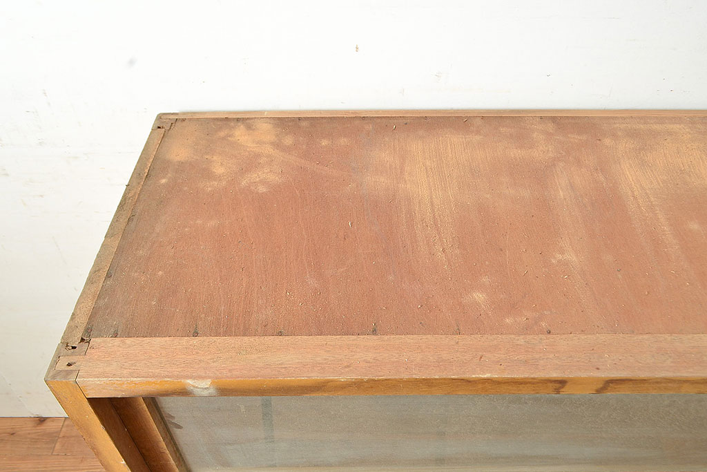 昭和レトロ　昭和中期　ラワン材　サイドボード(収納棚、戸棚、キャビネット)(R-048600)