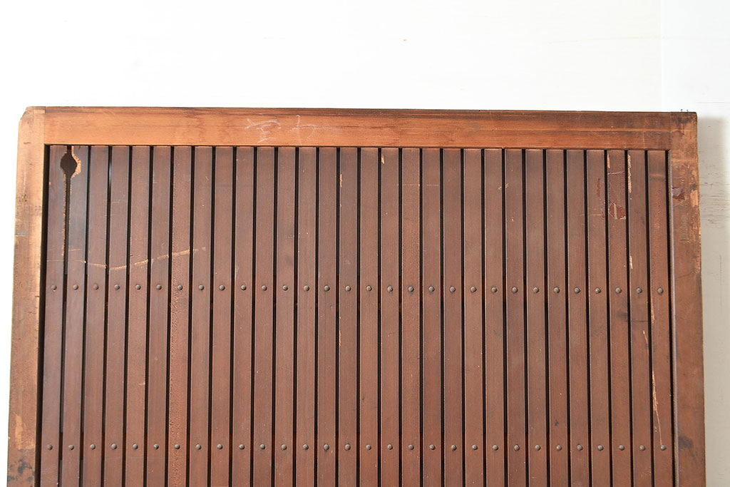 アンティーク建具　ヒノキ材　どっしりとした佇まいが風格漂う格子蔵戸(引き戸、玄関戸)(R-048606)
