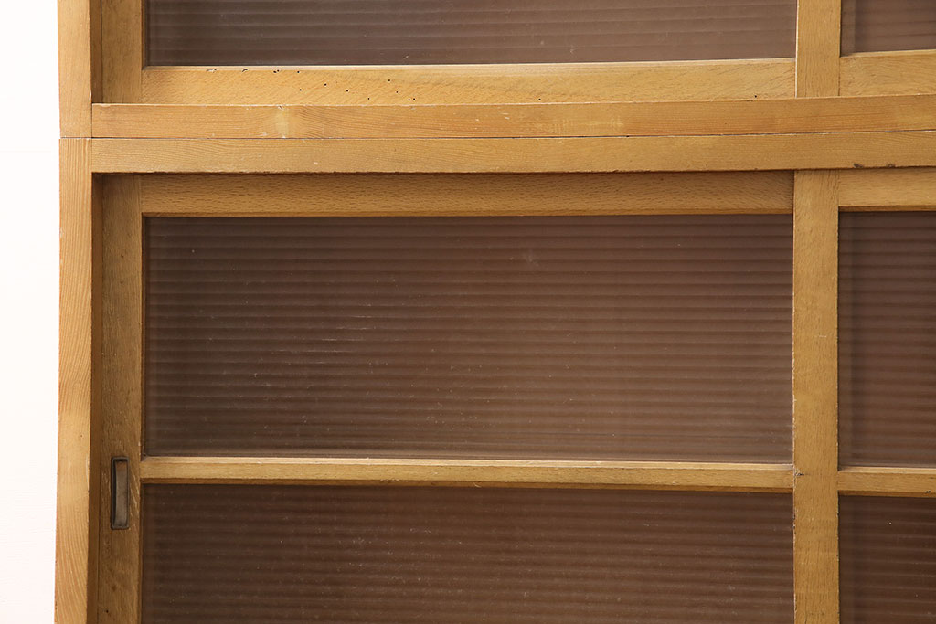 レトロ家具　昭和レトロ　タモ材合板　人気のモールガラス入り!収納力抜群の重ね戸棚(キャビネット、ガラス戸棚、収納棚、食器棚)(R-048610)