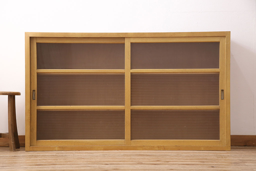 レトロ家具　タモ材合板　人気のモールガラス入り!昭和レトロな佇まいが魅力的な戸棚(サイドボード、ガラス戸棚、収納棚、食器棚)(R-048611)