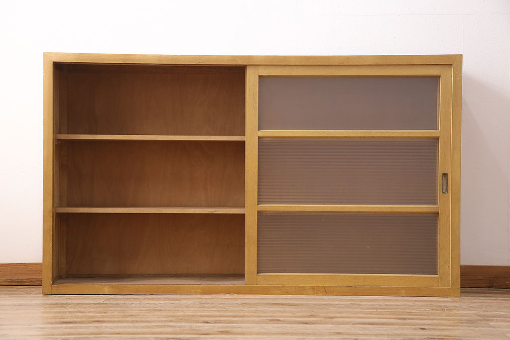 レトロ家具　タモ材合板　人気のモールガラス入り!昭和レトロな佇まいが魅力的な戸棚(サイドボード、ガラス戸棚、収納棚、食器棚)(R-048611)