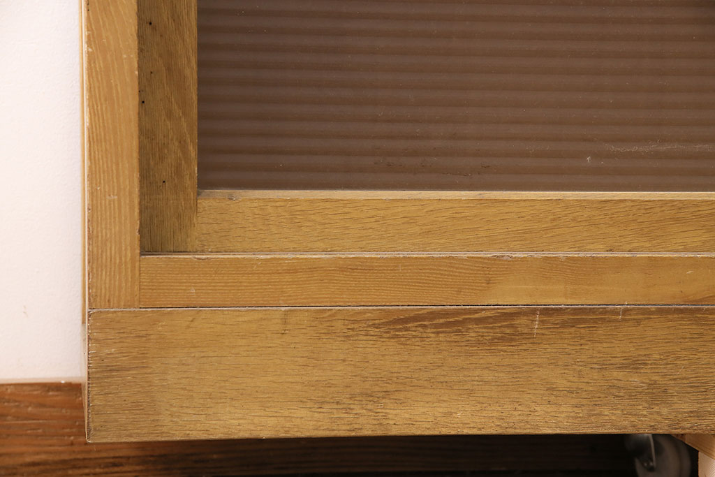 レトロ家具　タモ材合板　人気のモールガラス入り!昭和レトロな佇まいが魅力的な戸棚(リビングボード、ガラス戸棚、収納棚、食器棚)(R-048612)