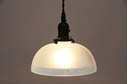 アンティーク照明　オパールガラス製　結霜模様のラインがお洒落なペンダントライト(天井照明、吊り下げ照明)(R-048615)