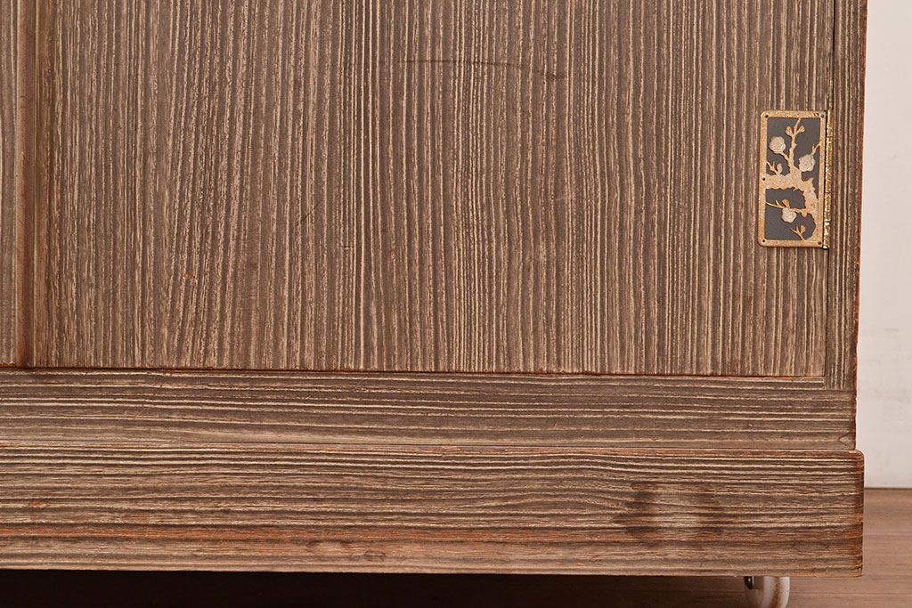 和製アンティーク　総桐材　梅の意匠が魅力の布団箪笥(収納箪笥、桐箪笥、和箪笥、桐たんす)(R-048641)