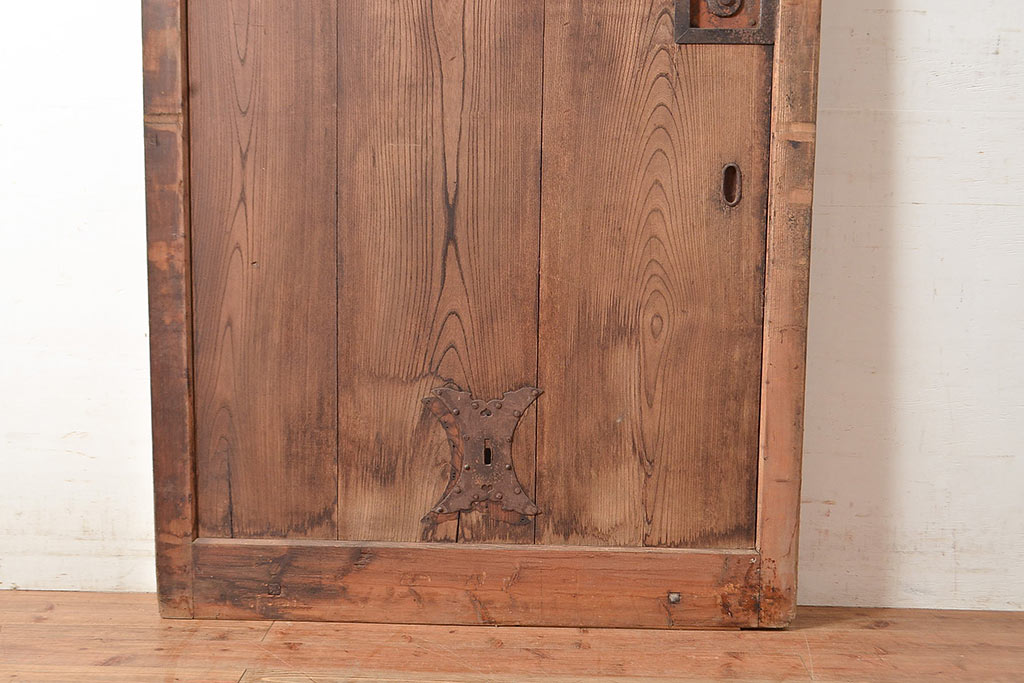 アンティーク建具　松材・ケヤキ材　古びた風合いの金具と渋い木肌が格好良い蔵戸(引き戸、玄関戸)(R-048644)
