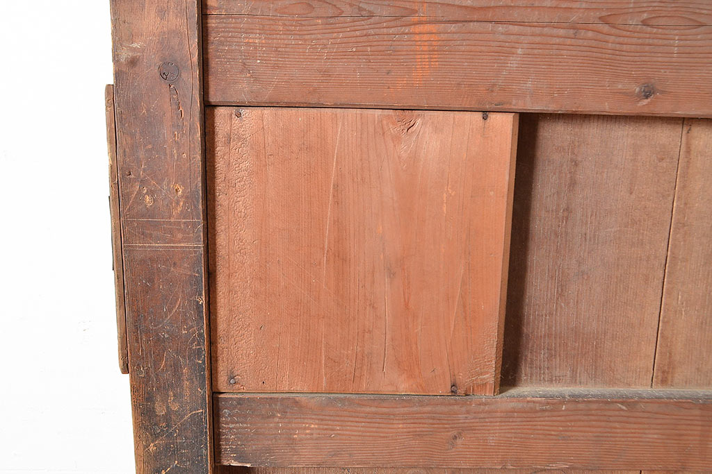 アンティーク建具　松材・ケヤキ材　古びた風合いの金具と渋い木肌が格好良い蔵戸(引き戸、玄関戸)(R-048644)