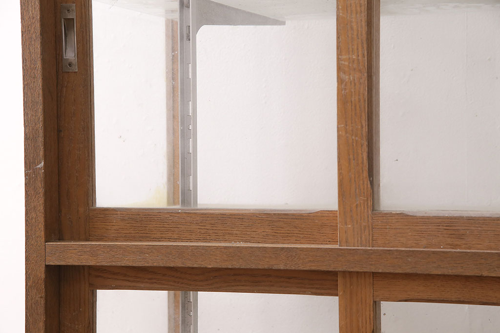 昭和レトロ　人気の縦型タイプ!シンプルデザインのナラ材製ガラスケース(ショーケース、陳列棚、店舗什器)(R-048653)
