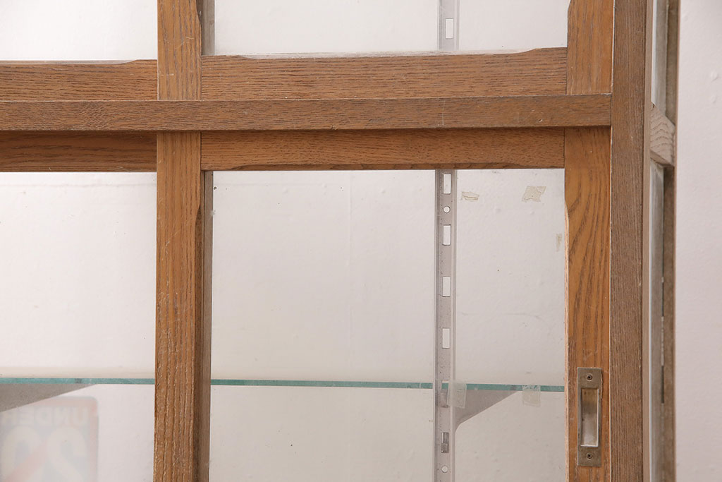 昭和レトロ　人気の縦型タイプ!シンプルデザインのナラ材製ガラスケース(ショーケース、陳列棚、店舗什器)(R-048653)