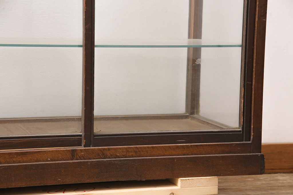 昭和レトロ　使い込まれた味わいが詰まったカバ材製のガラスケース(ショーケース、陳列棚、店舗什器)(R-048654)
