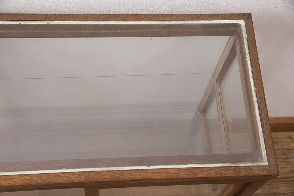 昭和レトロ　さりげない彫りの模様がお洒落な栗材製のガラスケース(ショーケース、陳列棚、店舗什器)(R-048655)