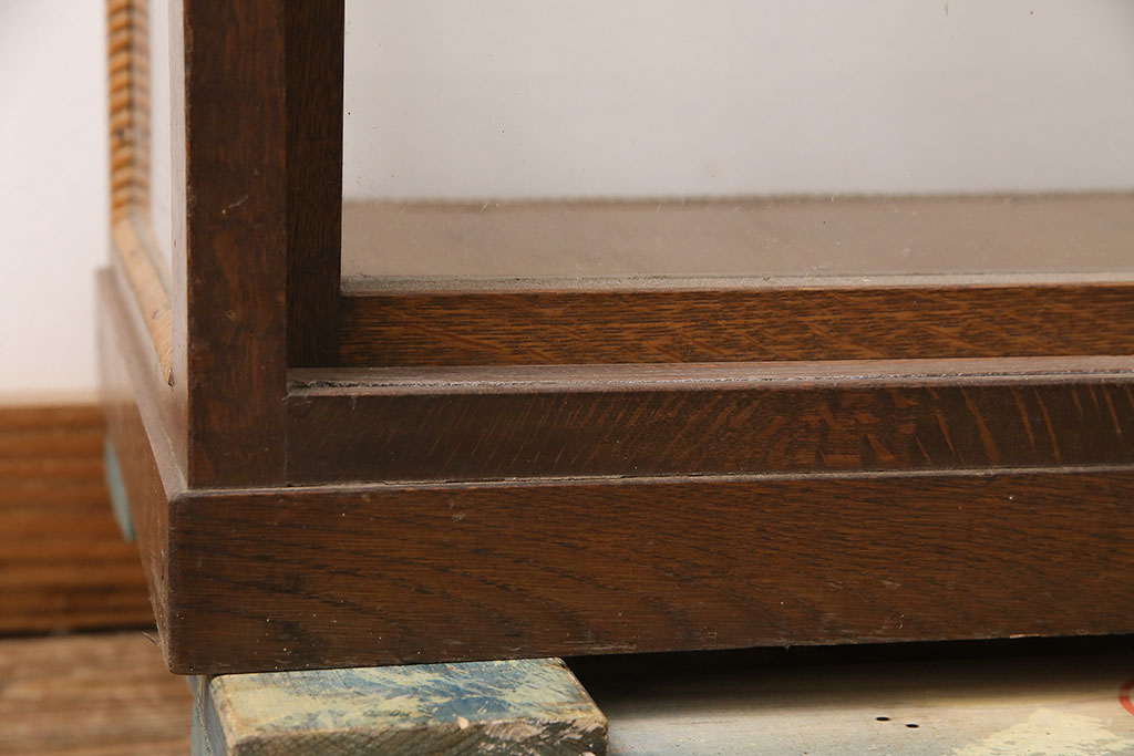 昭和レトロ　さりげない彫りの模様がお洒落な栗材製のガラスケース(ショーケース、陳列棚、店舗什器)(R-048655)