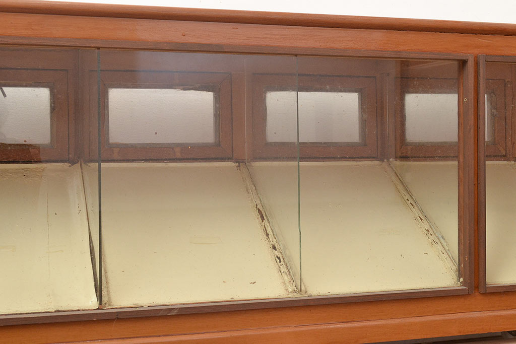 和製アンティーク　ペイント仕上げ限定　ナラ材　珍しい横長型の卓上ガラスケース(ショーケース、陳列棚)(R-048669)