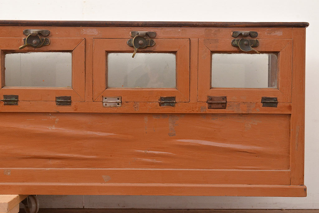 和製アンティーク　ペイント仕上げ限定　ナラ材　珍しい横長型の卓上ガラスケース(ショーケース、陳列棚)(R-048669)