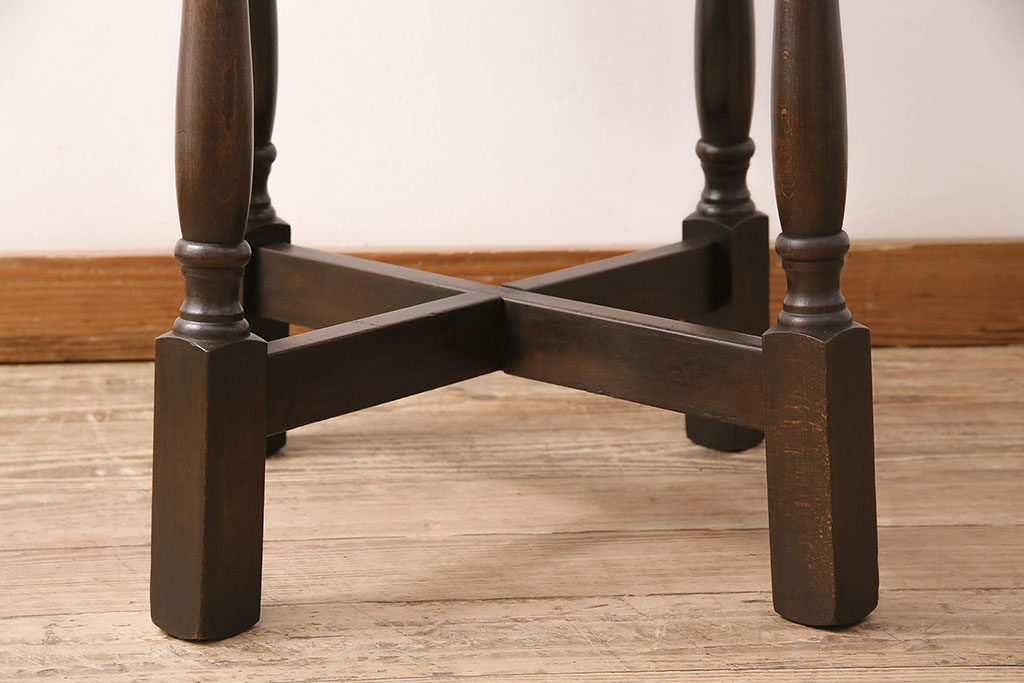 イギリスヴィンテージ　シックな佇まいが魅力的なバーチ材製の丸テーブル(カフェテーブル、サイドテーブル、ラウンドテーブル、ビンテージ)(R-048701)
