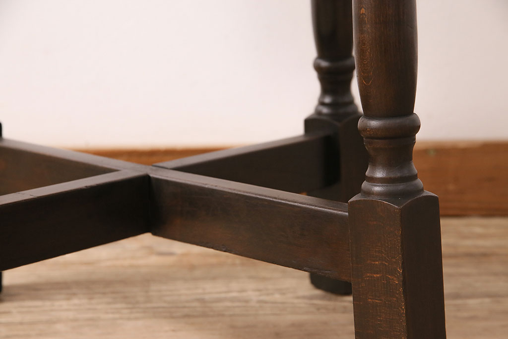 イギリスヴィンテージ　シックな佇まいが魅力的なバーチ材製の丸テーブル(カフェテーブル、サイドテーブル、ラウンドテーブル、ビンテージ)(R-048701)