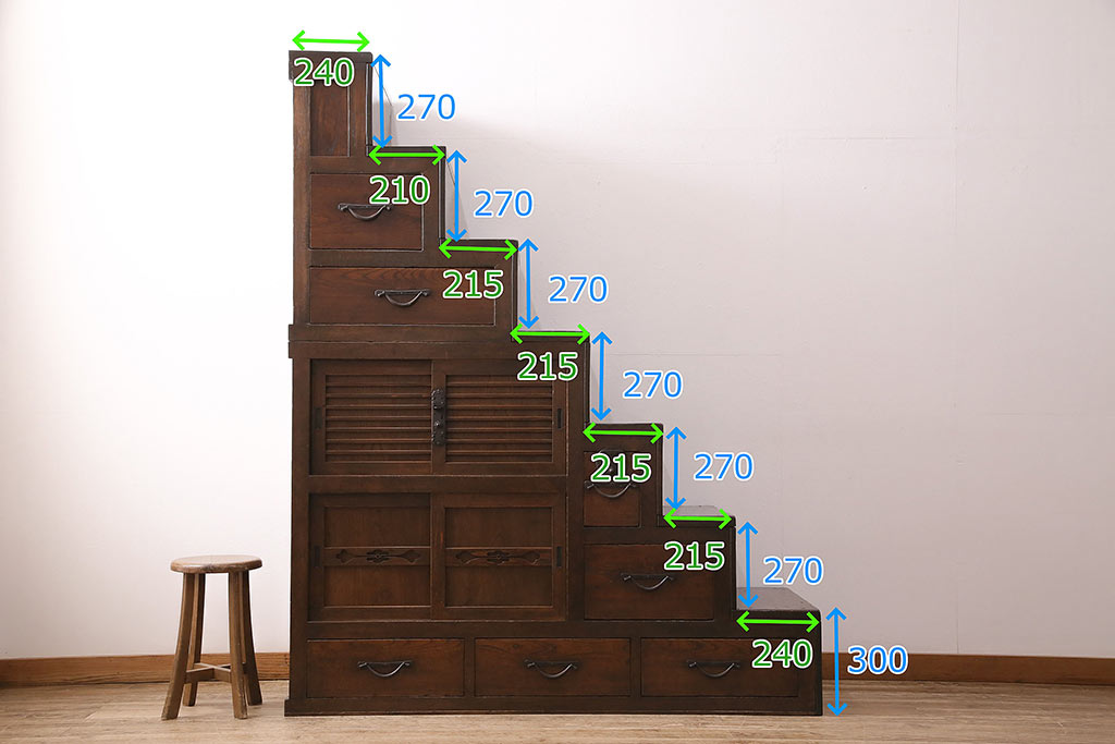 アンティーク家具　関西　前板ケヤキ材　ヒノキ材　経年の味わいを感じる重ね階段箪笥(和箪笥、時代箪笥)(R-048719)