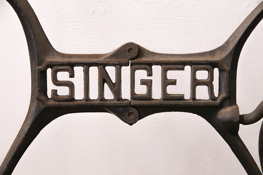 イギリスアンティーク　SINGER(シンガー)社　お洒落なインテリアにおすすめのミシンの鉄脚(シンガーミシン、ミシンテーブル、ミシン台)(R-048742)
