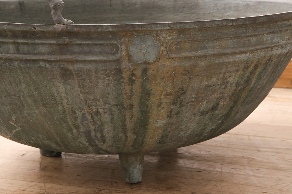 アンティーク雑貨　明治期　経年を感じる銅の風合いが味わい深い、重さ45kgの特大銅製三足手水鉢(水甕、水瓶、鉢カバー)(R-048756)