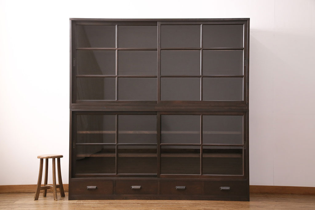 【オーダー家具実例】ラフジュ工房オリジナル商品を参考にご希望サイズで重ね戸棚を新規製作。上下段の引き戸にはクリアガラスを組み入れました。4杯の引き出しも付いて使い勝手良く!引き手は黒染めしたものを取り付けました。(収納棚、食器棚、キャビネット)