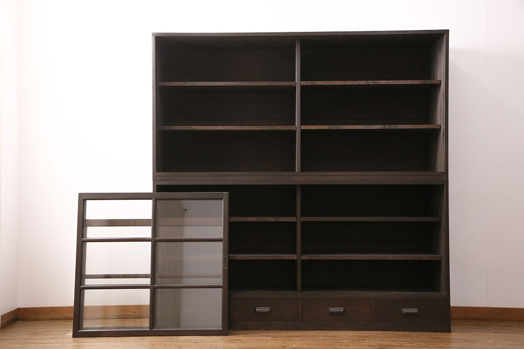 【オーダー家具実例】ラフジュ工房オリジナル商品を参考にご希望サイズで重ね戸棚を新規製作。上下段の引き戸にはクリアガラスを組み入れました。4杯の引き出しも付いて使い勝手良く!引き手は黒染めしたものを取り付けました。(収納棚、食器棚、キャビネット)