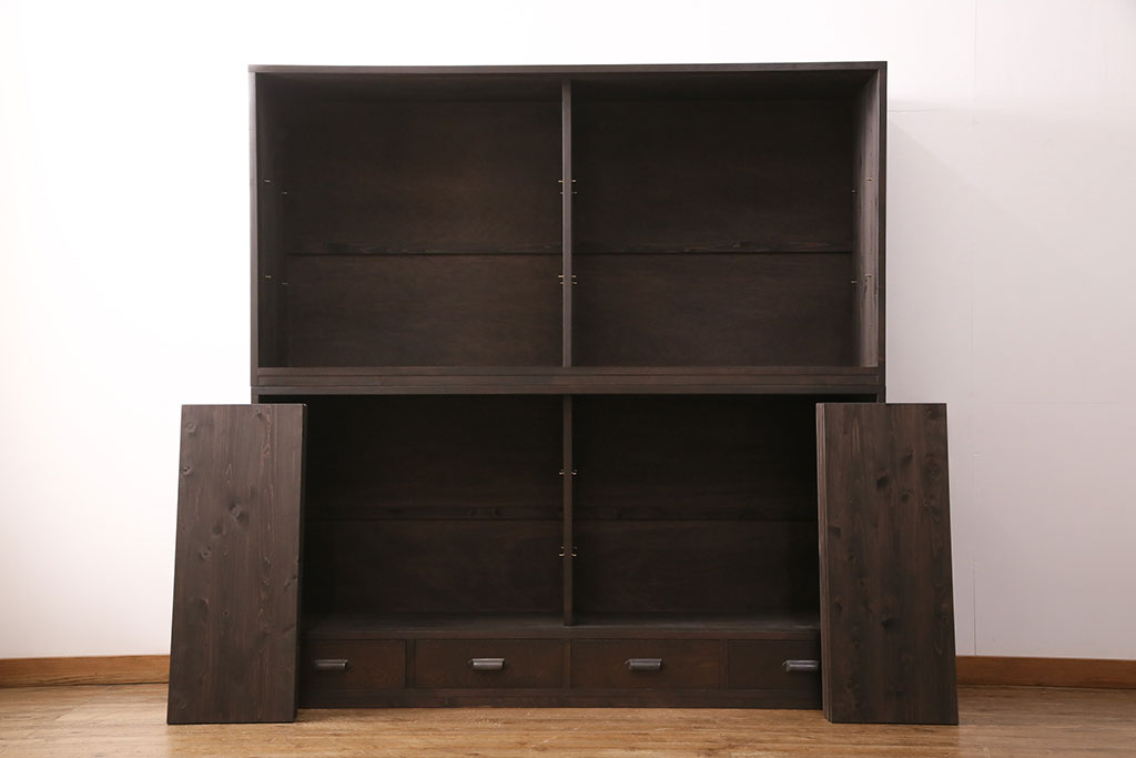 【オーダー家具実例】ラフジュ工房オリジナル商品を参考にご希望サイズで重ね戸棚を新規製作。上下段の引き戸にはクリアガラスを組み入れました。4杯の引き出しも付いて使い勝手良く!引き手は黒染めしたものを取り付けました。(収納棚、食器棚、キャビネット)