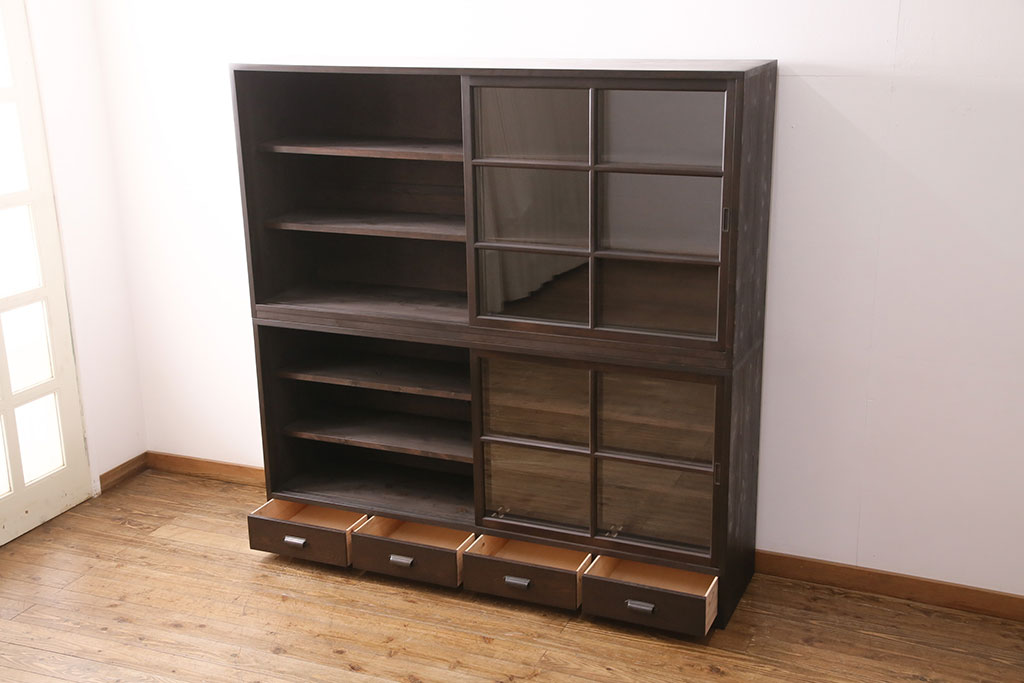 【オーダー家具実例】ラフジュ工房オリジナル商品を参考にご希望サイズで重ね戸棚を新規製作。上下段の引き戸にはクリアガラスを組み入れました。4杯の引き出しも付いて使い勝手良く!引き手は黒染めしたものを取り付けました。(収納棚、食器棚、キャビネット)