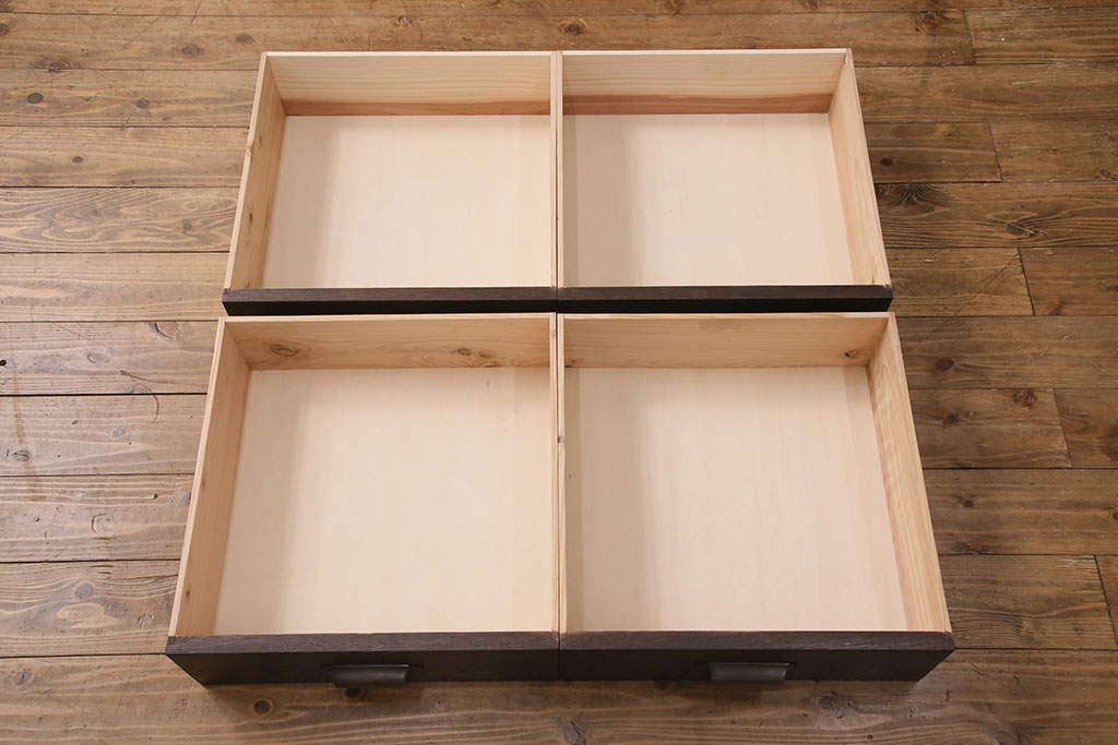 【オーダー家具実例】ラフジュ工房オリジナル商品を参考にご希望サイズで重ね戸棚を新規製作。上下段の引き戸にはクリアガラスを組み入れました。4杯の引き出しも付いて使い勝手良く!引き手は黒染めしたものを取り付けました。(収納棚、食器棚、キャビネット)