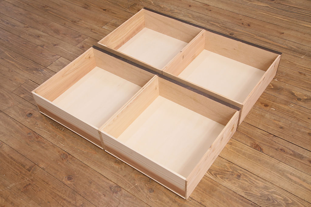 【オーダー家具実例】ラフジュ工房オリジナル商品を参考にご希望サイズで重ね戸棚を新規製作。上下段の引き戸にはクリアガラスを組み入れました。4杯の引き出しも付いて使い勝手良く!引き手は黒染めしたものを取り付けました。(収納棚、食器棚、キャビネット)