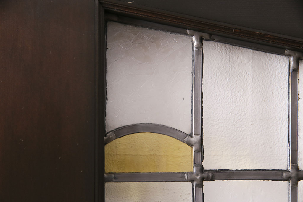 【オーダー建具実例】ラフジュ工房オリジナルのステンドグラス入りのドアをご希望のサイズで新規製作しました。お好みのドアノブを取り付け、木枠も製作。当社商品を参考にした着色で仕上げました。(建具)