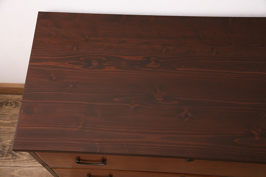 和製アンティーク　天板・鉄脚付きリメイク　漆塗り　ケヤキ材の杢目が味わい深いリビングボード(テレビ台、ローチェスト)(R-048794)