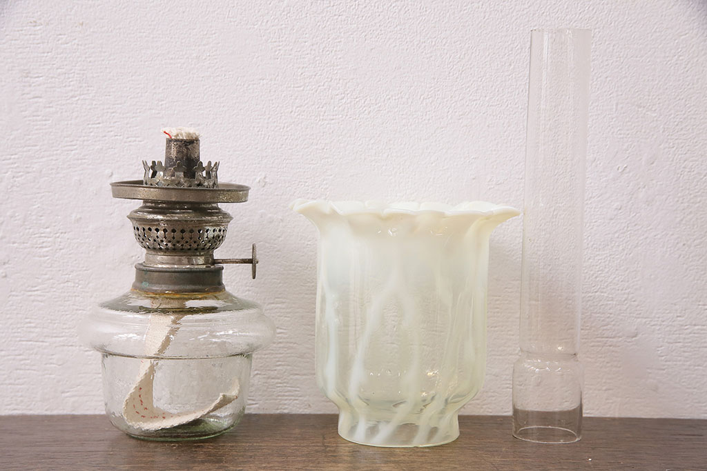 ヴィンテージ雑貨　巻き芯10番　ウランガラス　花びらのようなデザインが可愛らしいオイルランプ(卓上ランプ、油壺、テーブルランプ、ビンテージ)(R-048797)