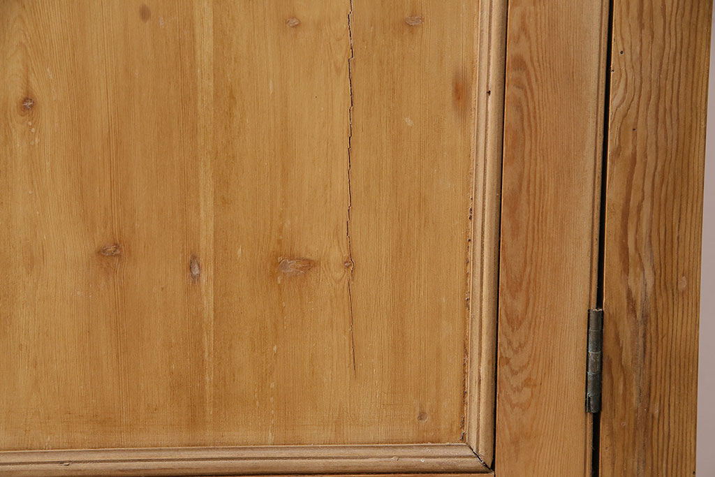 イギリスアンティーク　温もり溢れる空間づくりにぴったりのパイン材製のキャビネット(食器棚、戸棚、カップボード)(R-048818)