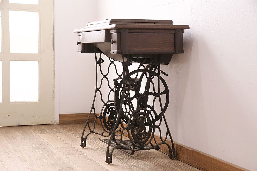 ジャンク品　SINGER(シンガー)社　お洒落なアンティークの空間を演出するミシンテーブル(シンガーミシン、ミシン台、ディスプレイ、工業用ミシン)(R-048822)