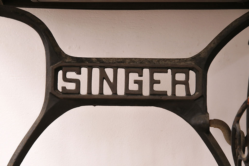 ジャンク品　SINGER(シンガー)社　お洒落なアンティークの空間を演出するミシンテーブル(シンガーミシン、ミシン台、ディスプレイ、工業用ミシン)(R-048822)