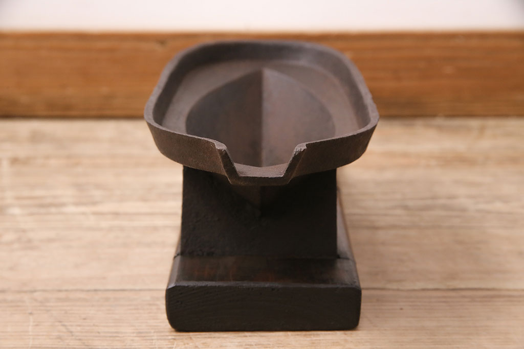 アンティーク雑貨　趣のあるディスプレイを盛り上げる鉄製の薬研(ディスプレイ雑貨、台付き)(R-048824)