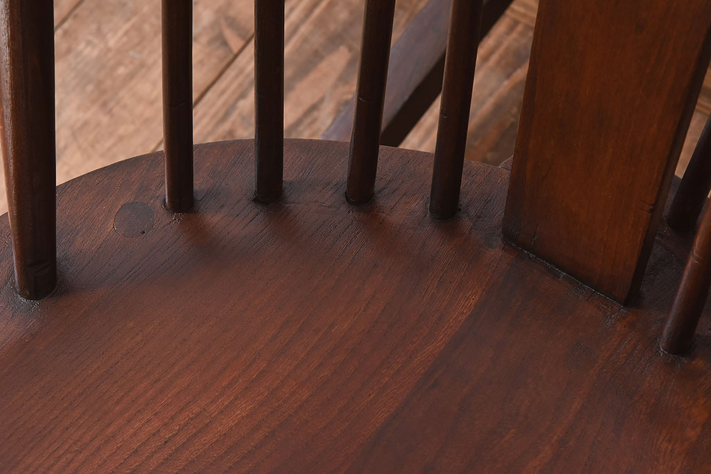 イギリスアンティーク　ERCOL(アーコール)　Windsor(ウィンザー)シリーズ　アザミの花の透かし彫りが上品なロッキングチェア(椅子、アームチェア)(R-048874)