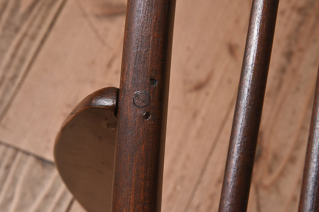 イギリスアンティーク　ERCOL(アーコール)　Windsor(ウィンザー)シリーズ　アザミの花の透かし彫りが上品なロッキングチェア(椅子、アームチェア)(R-048874)