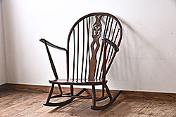 イギリスアンティーク　ERCOL(アーコール)　Windsor(ウィンザー)シリーズ　アザミの花の透かし彫りが上品なロッキングチェア(椅子、アームチェア)(R-048874)