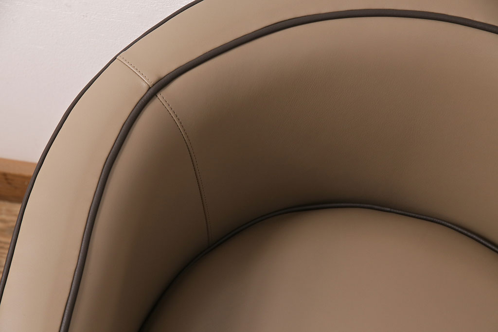 中古　展示品　2019年製　Cassinaixc.(カッシーナイクスシー)　NORMANDIE II(ノルマンディドゥー)　FY革　洗練されたデザインが美しいラウンジチェア(一人掛け、1Pソファ、アームソファ、椅子)(定価約45万円)(R-048877)