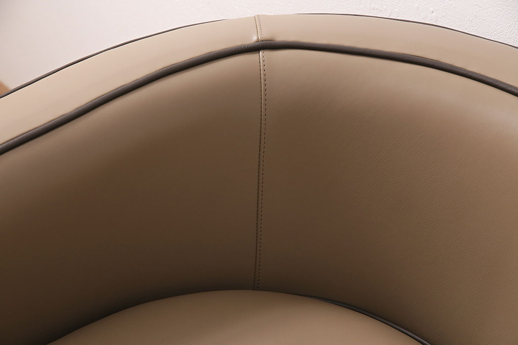 中古　展示品　2019年製　Cassinaixc.(カッシーナイクスシー)　NORMANDIE II(ノルマンディドゥー)　FY革　洗練されたデザインが美しいラウンジチェア(一人掛け、1Pソファ、アームソファ、椅子)(定価約45万円)(R-048877)