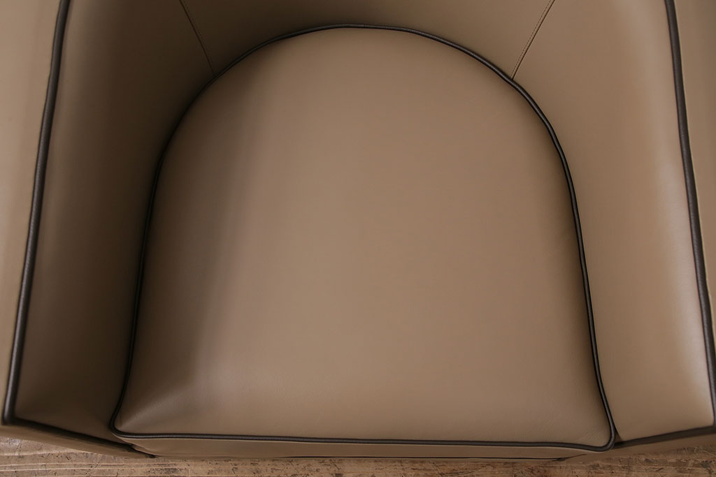 中古　展示品　2019年製　Cassinaixc.(カッシーナイクスシー)　NORMANDIE II(ノルマンディドゥー)　FY革　洗練されたデザインが美しいラウンジチェア(一人掛け、1Pソファ、アームソファ、椅子)(定価約45万円)(R-048878)